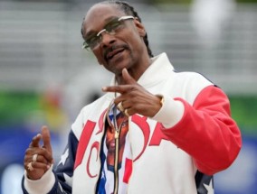 Snoop Dogg与Caeleb Dressel的妻子一起庆祝美国队在巴黎奥运会上获得首枚金牌